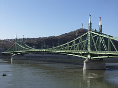 The Liberty Bridge of Budapest ("Szabadság híd") over the Danube River and in front of the Gellért Hill ("Gellért-hegy") - Budimpešta, Madžarska