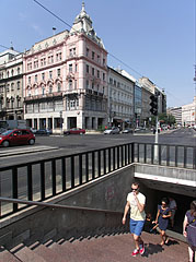 The stairs of the pedestrian underpass at the tram stop on the Small Boulevard, and the pink Grünbaum-Weiner apartment building in the background - Budimpešta, Madžarska