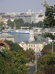 The riverbanks of the Danube, with the Várkert Kiosk (Royal Gardens Kiosk) in the middle - Budimpešta, Madžarska