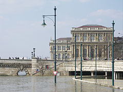 The Pest-side abutment of the Chain Bridge, and the headquarters building of the Hungarian Academy of Sciences (MTA) - Budimpešta, Madžarska