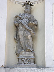 Stone statue of St. Paul on the wall of the church, there is a book and a sword in his hands - Jászberény, Madžarska