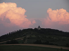 Looks like a volcano... (the sun has already gone down, and its reddish light can reach only the many kilometers high cumulus clouds) - Mogyoród, Madžarska