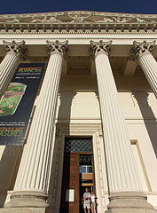 The portico (opened colonnade at the entrance) of Hungarian National Museum, with tympanum on its the pediment - Будапеща, Унгария