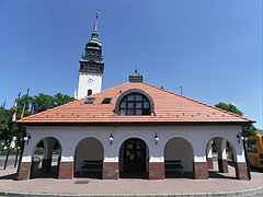 The building of the bus terminus, as well as the white steeple (tower) of the Reformed church - Nagykőrös, Унгария