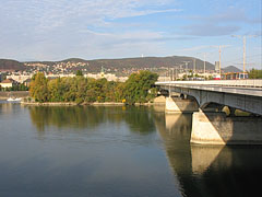 The Árpád Bridge viewed from the Margaret Island ("Margit-sziget") to the direction of Buda (Óbuda district) - Будапешт, Венгрия