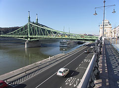The Liberty Bridge and the lower quay, viewed from the Danube bank at the Budapest Corvinus University - Будапешт, Венгрия