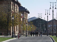 Cobblestoned promenade with nice lamp posts on the Danube bank in front of the Corvinus University of Budapest - Будапешт, Венгрия
