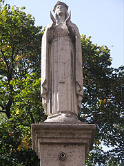 The old Virgin Mary Statue stands here on the column in front of the Holy Trinity Church since 1988 - Siklós (Шиклош), Венгрия