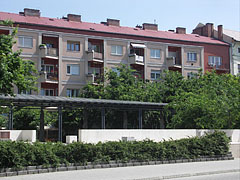 Four-story residental building on the main square, and a park in front of it - Szolnok (Сольнок), Венгрия