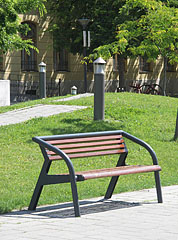 Grassy park with a seat and modern illuminators - Szolnok (Сольнок), Венгрия