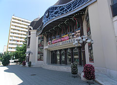 The today's modern building of the Szigligeti Theater of Szolnok, which was established in 1922 - Szolnok (Сольнок), Венгрия