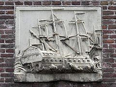 A ship shaped relief on the wall of the "De Haven van Texel" Restaurant - Амстердам, Нідерланди