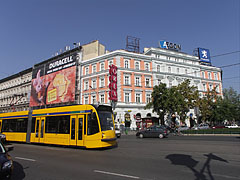 The Grand Boulevard ("Nagykörút") with a yellow tram 4-6 - Будапешт, Угорщина