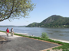 The riverbanks of the Danube at Nagymaros, and on the other side of the river it is the Visegrád Castle on the hill - Nagymaros (Freistadt), Ungarn