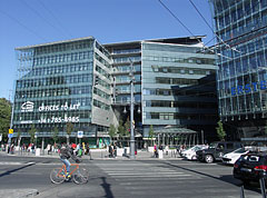 Kálvin Center modern glass-covered office building - Boedapest, Hongarije