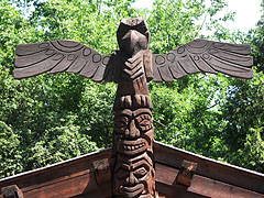 Wooden carved totem pole-like bird sculpture on the house of the wombats - Boedapest, Hongarije