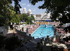 The terraced garden of the Gellért Bath with babbling fountain, as well as sight to the wave pool - Boedapest, Hongarije