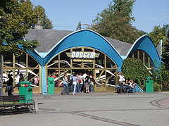 The blue building of the "Dodgem" (bumper cars) amusement ride - Boedapest, Hongarije