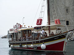 Tourist sailing boat in the old City Harbour - Dubrovnik, Kroatië