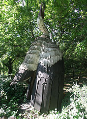 "Pannon Phoenix", a 5-meter-tall oak wooden stork statue, memorial of the Hungarian Revolution of 1956 - Dunakeszi, Hongarije