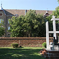 Park in the Heroes' Square ("Hősök tere"), including the Reformed Secondary School, the floodwall (in the everyday language the "Stone Wall") and the Attila József sculpture group - Hódmezővásárhely, Hongarije