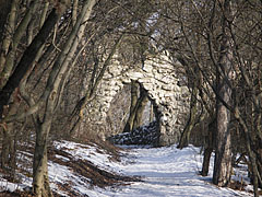 The stone gate of the Árpád Lookout viewed from the forest trail - Budapest, Ungari