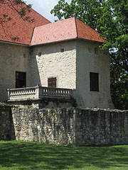 The castle and the detail of the castle wall - Szerencs, Ungari