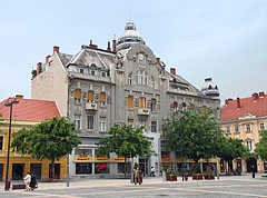 A secession style (or Art Nouveau) residental building on the main square (the former Savings Bank of Szombathely) - Szombathely, Ungari