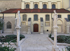 Limestone statues of St. Kinga (also known as Kunigunda) and St. Hedvig (Jadwiga of Poland) - Budapest, Ungarn