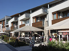 Restaurants and cafés, with the apartments of Hotel Silver Resort above - Balatonfüred, Ουγγαρία