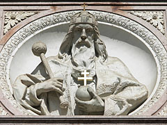 The statue of (Saint) Stephen I of Hungary "looks" down from above the main door (he was the king who the church is named after) - Βουδαπέστη, Ουγγαρία