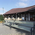 Benches in the square, behind them there is a Savings Bank branch in the shopping arcade - Fonyód, Ουγγαρία