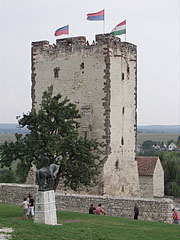 The relatively well-conditioned Residental Tower of the 15th-century Castle of Nagyvázsony, and the statue of Pál Kinizsi in front of it - Nagyvázsony, Ουγγαρία