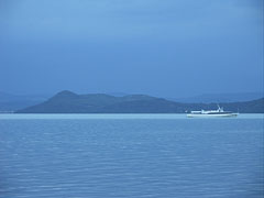 The view of Tihany Peninsula from the free beach of Balatonföldvár - Balatonföldvár, هنغاريا