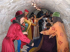 Panopticon or waxworks in the casemate of the Castle of Diósgyőr, wax figures of King Louis I of Hungary and some of his courtiers - Miskolc, هنغاريا