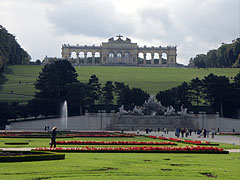 The Great Parterre (spacious Baroque formal garden) with the Neptune Fountain and the Gloriette on the hill - فيينا, النمسا