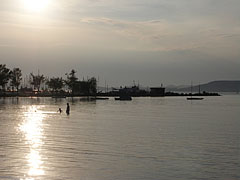 The jetty (or mole) viewed from the free beach, in backlight - Balatonlelle, 헝가리