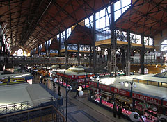 The giant covered hall of the market (which is the oldest and the largest indoor market in Budapest) - 부다페스트, 헝가리