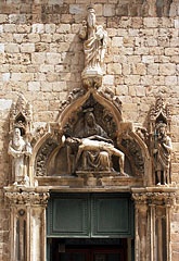 Pietà on the late-gothic facade of the Franciscan Monastery, above the door - 杜布羅夫尼克, 克罗地亚