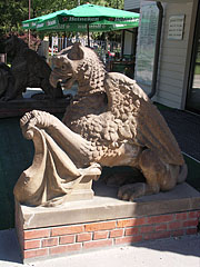 Griffin statues at the main entrance of the lake bath - Hévíz, 匈牙利