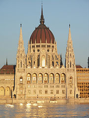 The stunning building of the Hungarian Parliament (in Hungarian so called Országház) and River Danube in the light of the setting sun - Будимпешта, Мађарска