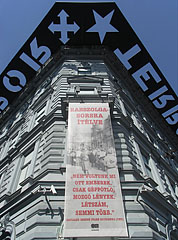 The corner of the House of Terror Museum with the astounding black decoration on the edge of the building - Будимпешта, Мађарска