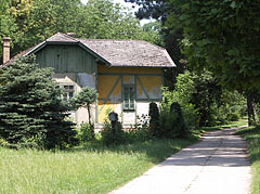 Footpath in the botanical garden - Gödöllő, Мађарска