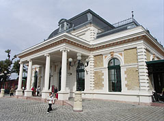 The Royal Waiting Hall (in Hungarian "Királyi Váró") is a historical monument building at the railway station - Gödöllő, Мађарска