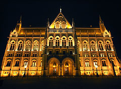 The northern facade of the neo-gothic (gothic revival) style Hungarian Parliament Building ("Országház") - Budimpešta, Mađarska