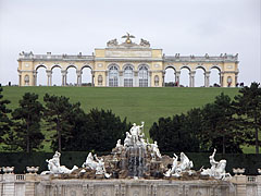 A Neptun-kút, felette a dombtetőn pedig a Gloriette áll - Bécs, Ausztria