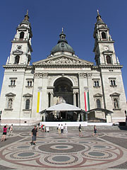 A Szent István-bazilika, előtte az úgynevezett "Cosmata"-stílusú mozaik térkő - Budapest, Magyarország