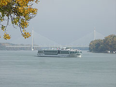 A Megyeri híd (M0-híd) a Római-partról nézve, előtérben a Royal Amadeus folyami kirándulóhajó - Budapest, Magyarország