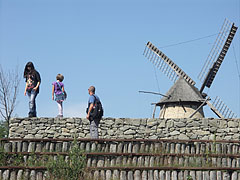 Skanzen amfiteátrum, távolban a dusnoki szélmalom vitorlái - Szentendre, Magyarország