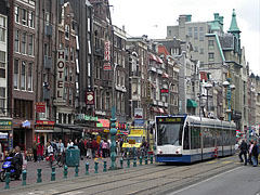 Street view with a tram, viewed from the former commodity market hall ("Beurs van Berlage") - Amsterodam, Nizozemsko